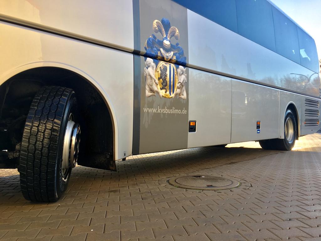 Reisebus nach Reifenwechsel