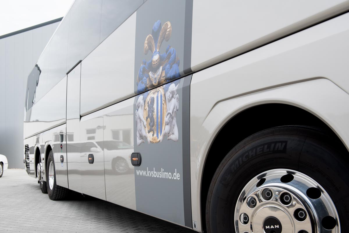 Reisebus mit KVS Logo