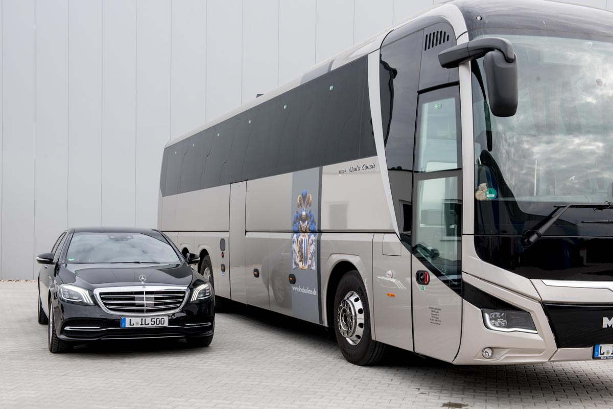 Limousine und Reisebus