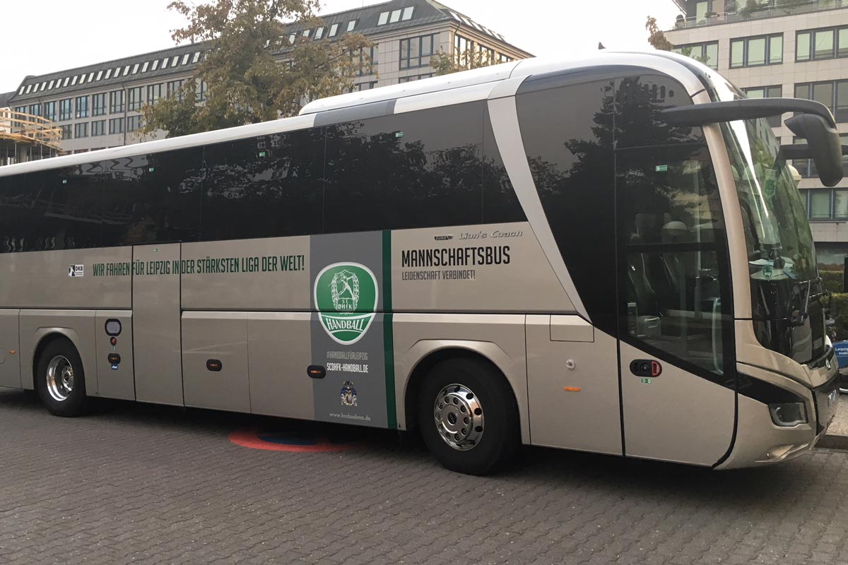 Reisebus mit DHFK Beklebung