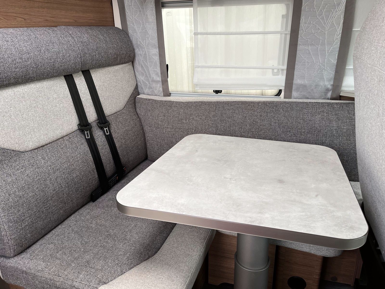 Wohnmobil Knaus 650 MEG Esstisch