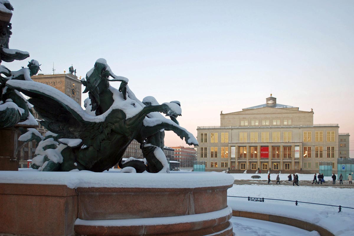 Leipziger Oper und Mendebrunnen im Winter