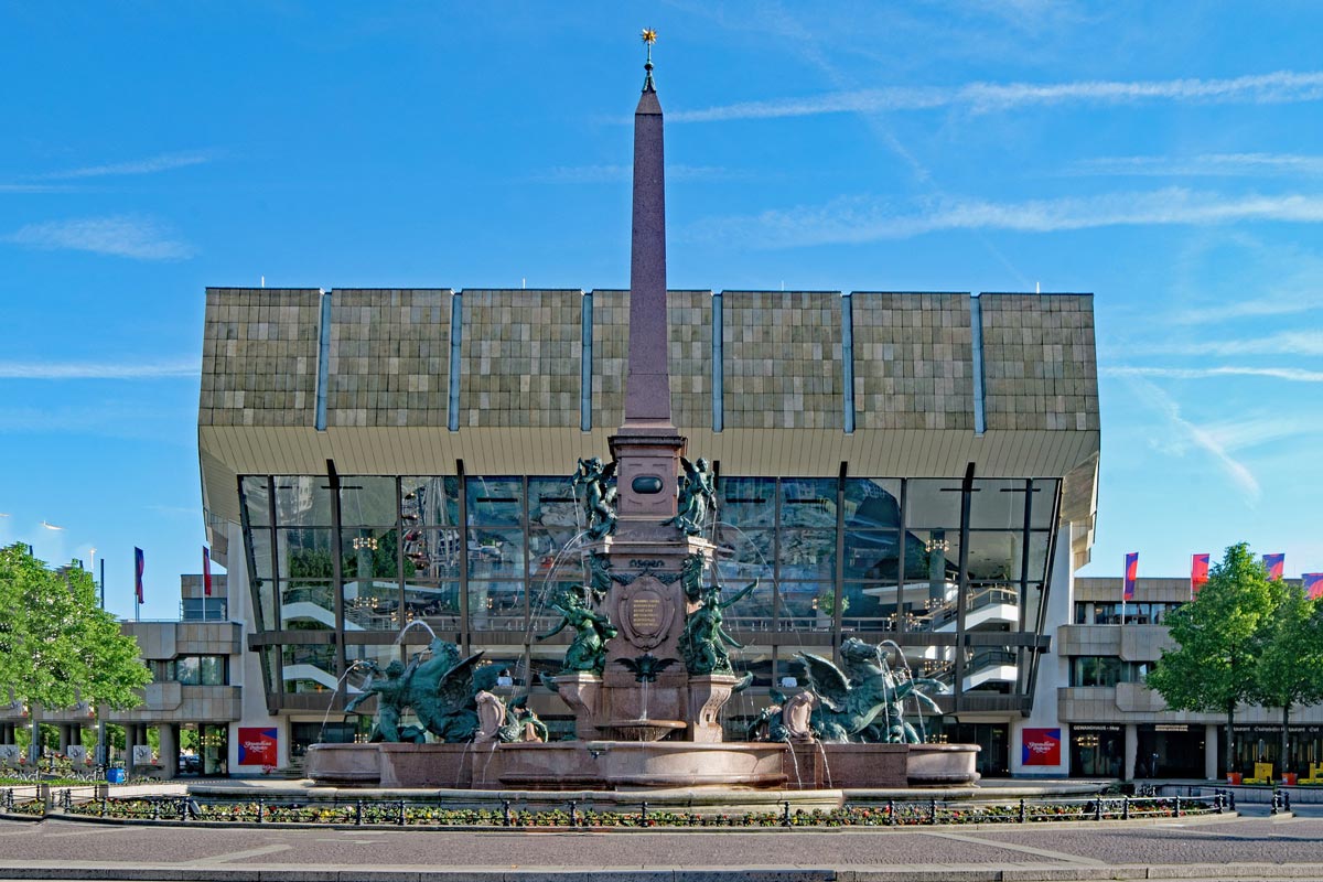Gewandhaus und Mendebrunnen