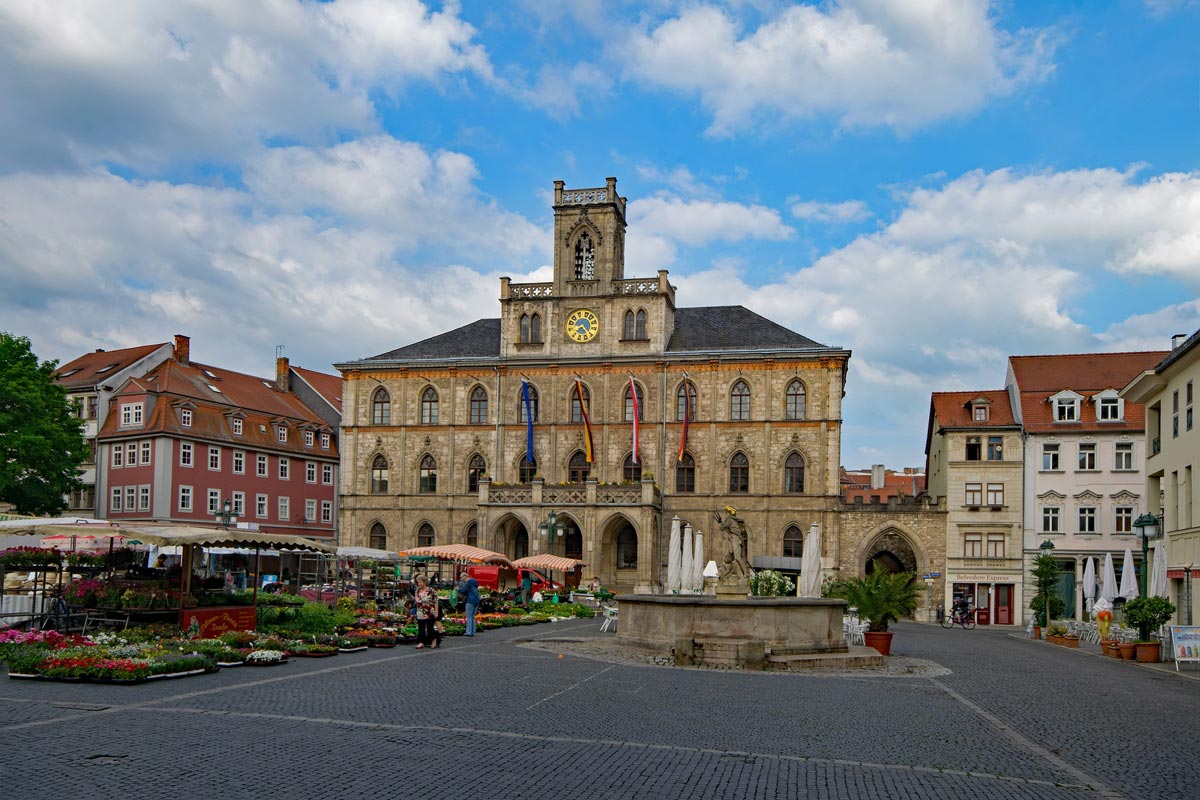 Marktplatz und Rathaus in Weimar