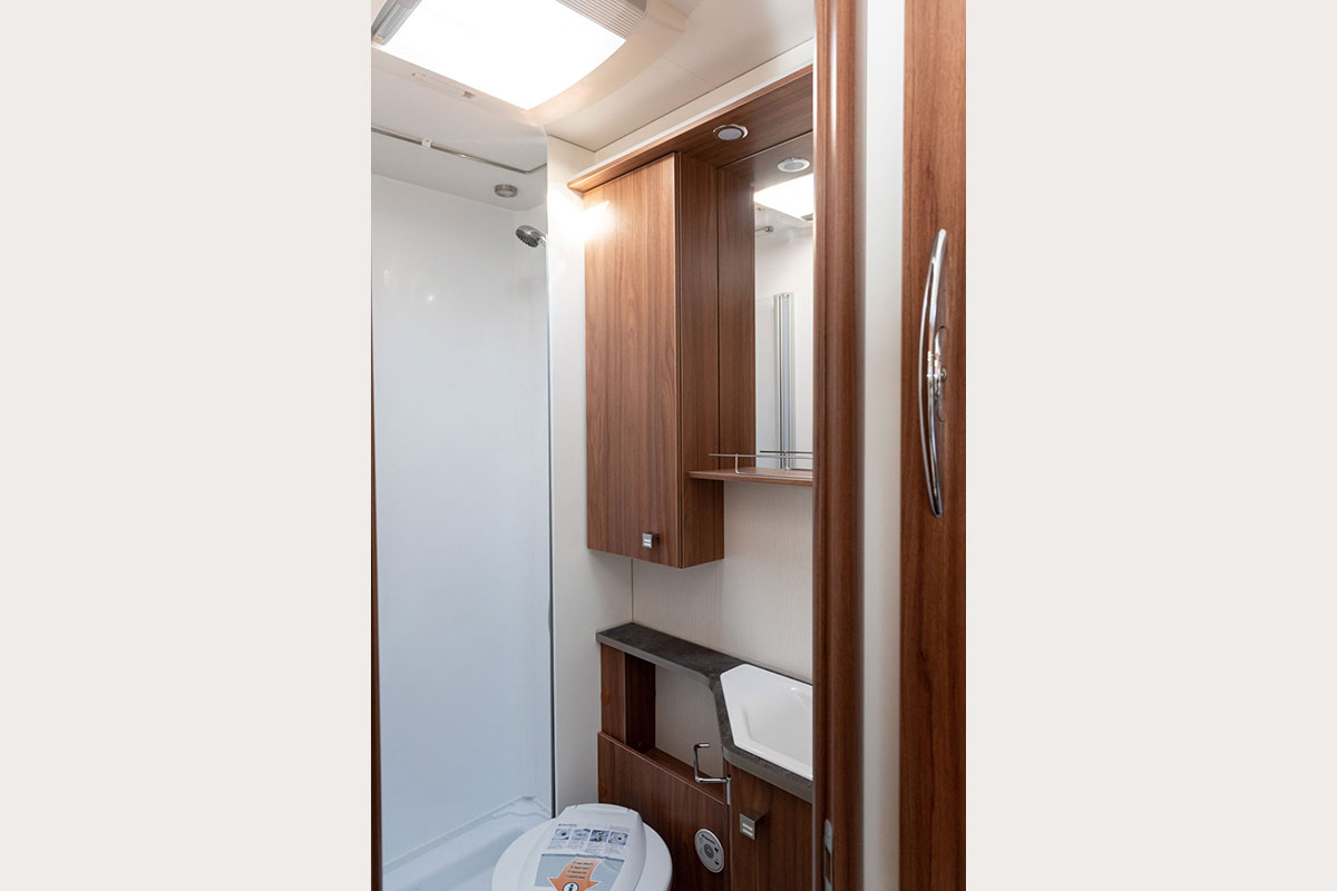 Shower bath with daylight in the Campervan